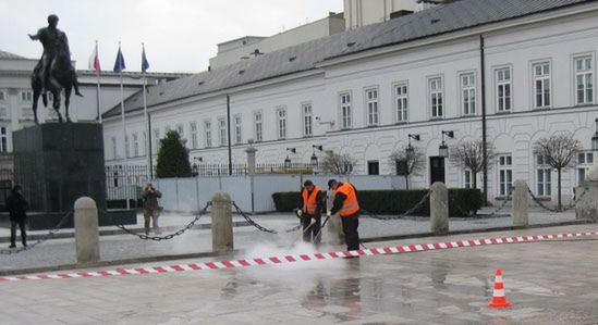 Wielkie sprzątanie pod ciśnieniem przed Pałacem