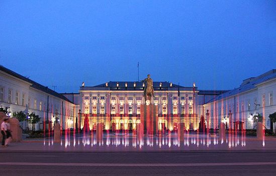 Taki pomnik stanie przed Pałacem Prezydenckim?