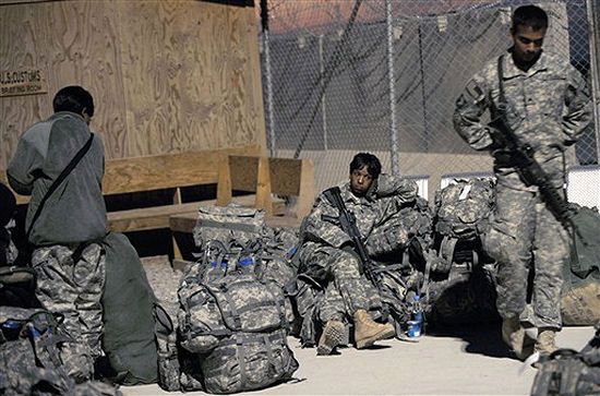 Żołnierze z Anglii i Australii zimują w Iraku