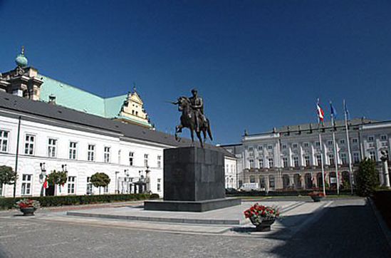 Tusk zyskuje, Cimoszewicz traci w walce o Pałac