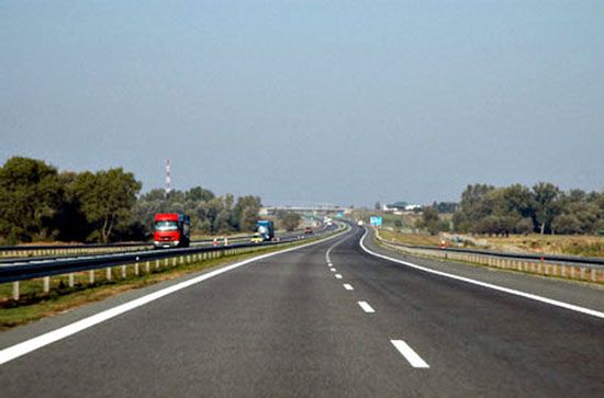 Minister transportu przegrał i idzie pieszo 80 kilometrów