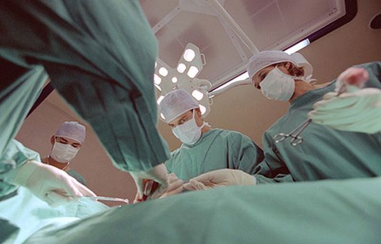 Znany kardiochirurg oskarżony - gazik spowodował śmierć?