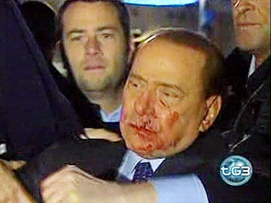 Pobił Berlusconiego statuetką - pójdzie siedzieć na 7 lat?
