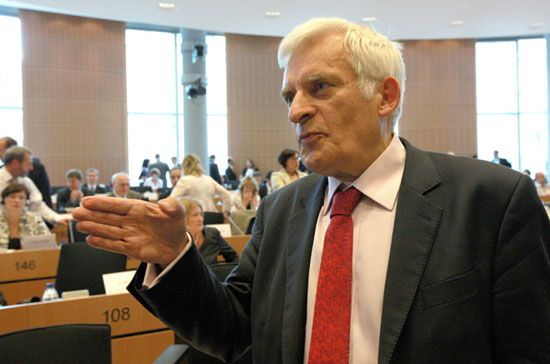 Buzek: Polacy wiedzą, że ich sprawy załatwiają samorządy