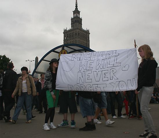 Tłumy fanów żegnają Jacksona w centrum Warszawy