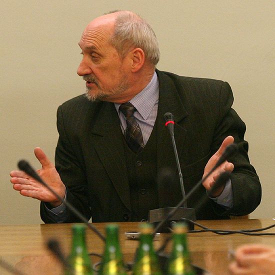 Macierewicz: raport nieprawdziwy; te zdjęcia są dowodem