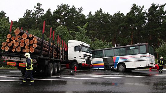 Polak staranował autobus w Niemczech - 17 rannych