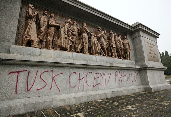Zdewastowany pomnik Żołnierzy Radzieckich w Warszawie