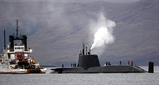 Brytyjski atomowy okręt podwodny ściągnięty ze skał