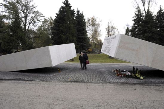 "Prosimy o uszanowanie naszej żałoby" - pomnik odsłonięty