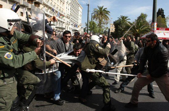 Ostre starcia w Atenach - policja użyła gazu