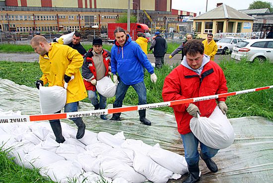 Odra opada, ratownicy walczą z przesiąkającymi wałami