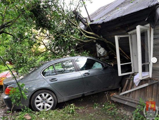 BMW rozbiło dom w Warszawie