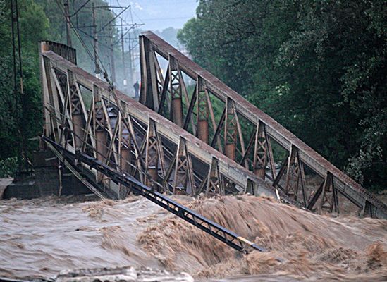 Drugi atak żywiołu - woda zerwała most, na którym byli ludzie