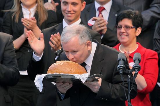 Kaczyński goni Komorowskiego