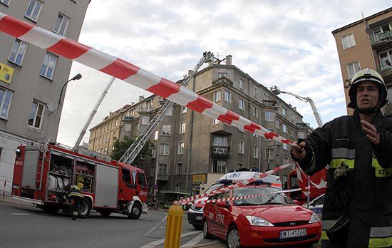 Pożar w budynku w centrum Warszawy; strażak podtruty