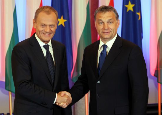 Tusk żartuje z "bratankiem" i wyciąga szablę