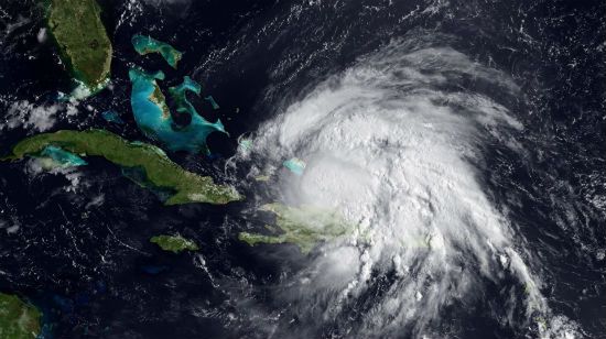 Irene sieje grozę na Wyspach Bahama i rośnie w siłę