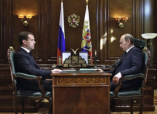 Miedwiediew i Putin tracą poparcie - nikt nie wie dlaczego