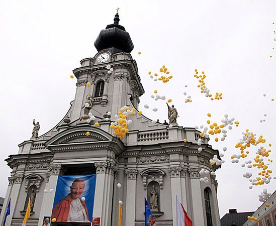 Białe i żółte balony nad rodzinnym miastem Jana Pawła II
