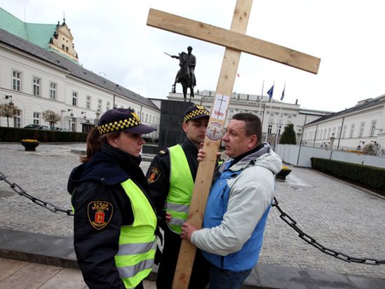 Próba postawienia krzyża pod Pałacem - były przepychanki