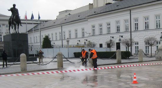 Wielkie sprzątanie pod ciśnieniem przed Pałacem