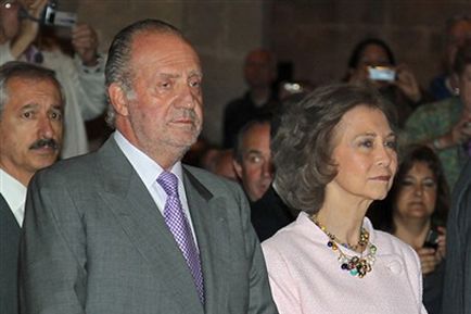 Hiszpańska para królewska wpisała się do księgi kondolencyjnej
