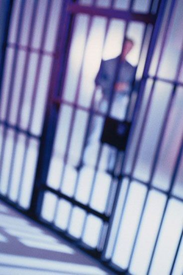 Więźniowie wychodzą na wolność - Kalifornia oszczędza