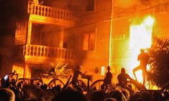 Tłum podpalił domy i samochody romskiego przywódcy