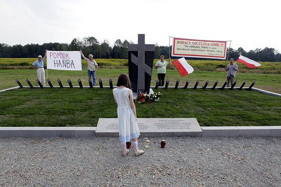 "Bronek, nie darujemy ci krzyża" - prokurator to wyjaśnia