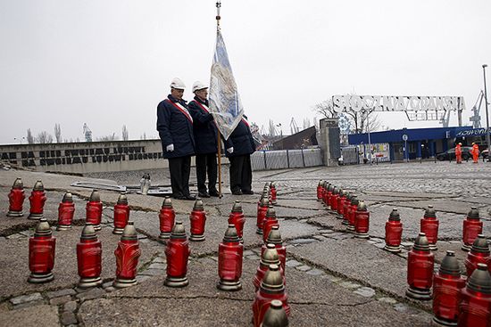 96 zniczy ustawionych w kształt krzyża w Gdańsku