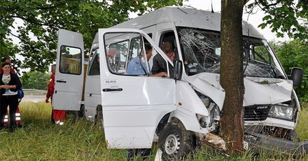 Polski bus wypadł z drogi i uderzył w drzewo
