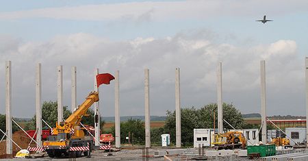 Balice sparaliżowane przez dźwig - kłopotów ciąg dalszy