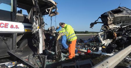 Wypadek polskiej ciężarówki; 2 osoby zginęły, 51 rannych