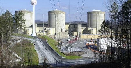 Ludzki łańcuch przed francuską elektrownią atomową