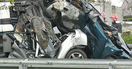 Tir zmiażdżył 2 auta i zabił 5 osób - są zarzuty dla kierowcy