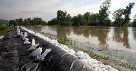 Strażacy walczą o utrzymanie wału na Lubelszczyźnie