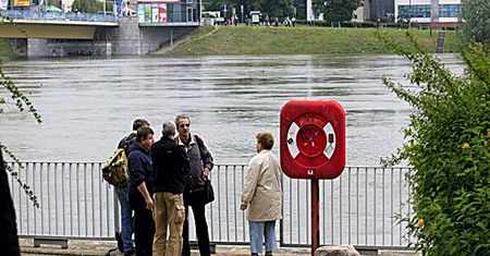 Policja wzmacnia kontrole na zalanych terenach