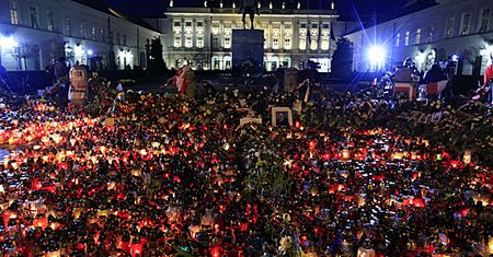 Warszawiacy cały czas zbierają się przed Pałacem