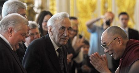 Mazowiecki krytykuje postawę biskupów w sporze o krzyż