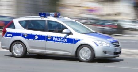 Policyjny radiowóz wpadł w przystanek