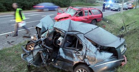 Tragedia o świcie - auto wpadło pod tira