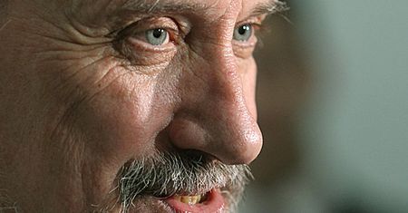 Macierewicz: to próba usunięcia krzyża przemocą