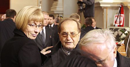 Tylko wdowa po Gosiewskim żąda ekshumacji