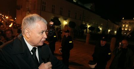 Jarosław Kaczyński zapali znicz przed Pałacem