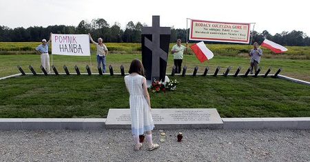 "Bronek, nie darujemy ci krzyża" - prokurator to wyjaśnia