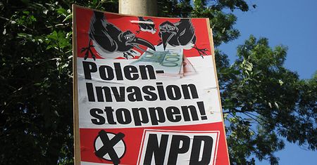 Neonaziści muszą ściągnąć antypolskie plakaty