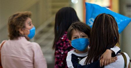 Zakaz podawania dłoni - boją się grypy A/H1N1