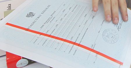 MEN: świadectwa szkolne nie będą już jednakowe