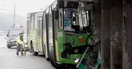 Wypadek autobusu w Kielcach; kierowca uwięziony w środku